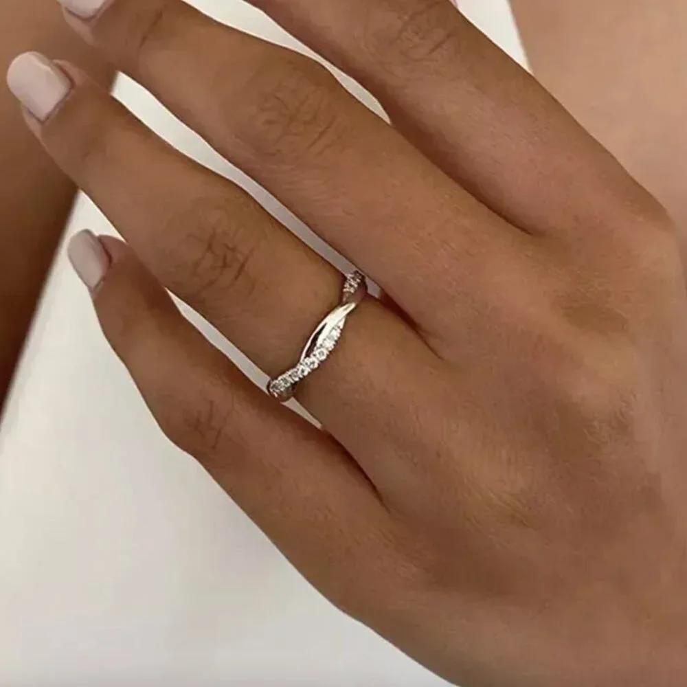 NEW 18k White Gold Diamond Ring Band Dainty Ring Twist Band